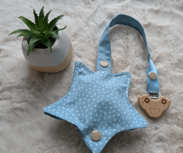 Attache tétine avec pochette de rangement 