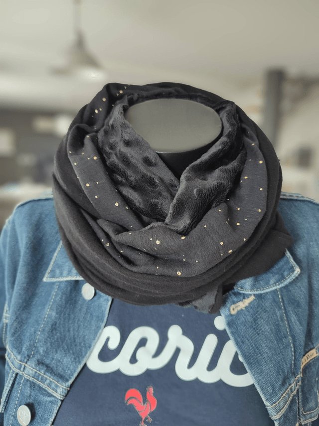 Tour de Cou Noir et Or - Élégance et Douceur pour l'Hiver